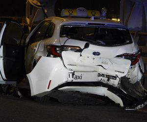 Sportowy mercedes warty 1,5 miliona roztrzaskany na moście Świętokrzyskim