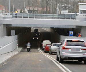 Oblali nowy tunel szampanem! Wyśmienite humory urzędników w Sulejówku 