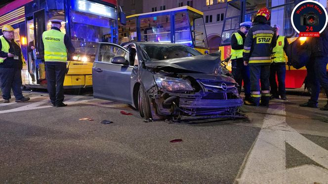 Groźny wypadek w Warszawie. Samochód i dwa tramwaje rozbite. Jeden z nich się wykoleił