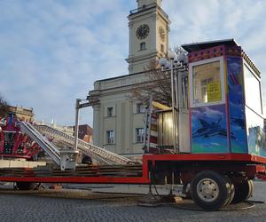 ​Na Rynku w Lesznie montowana jest karuzela. To świąteczna atrakcja dla dzieci i nie tylko