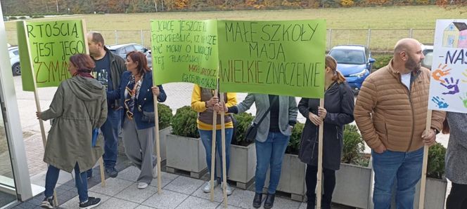 Protest mieszkańców pod Urzędem Gminy Cieszków! Likwidacja szkoły w Pakosławsku odłożona w czasie