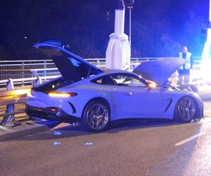 Sportowy mercedes warty 1,5 miliona roztrzaskany na moście Świętokrzyskim