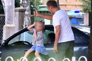 Donald Tusk bawi się z wnuczką