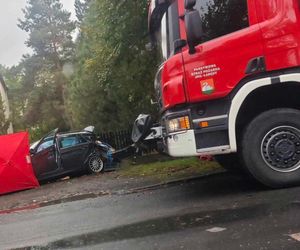 Tragiczny wypadek w Gliwicach. Samochód marki BMW wjechało w latarnię