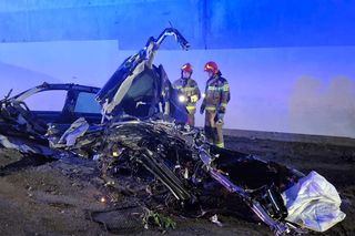 Śmiertelny wypadek w Tarnowie. 20-letni kierowca zginął na miejscu. Volkswagen uderzył w wiadukt