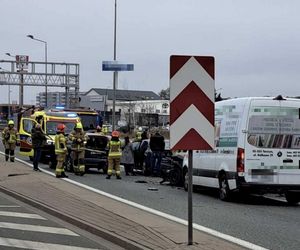 Karambol pod Warszawą! 5 pojazdów rozbitych, są ranni. Na miejscu lądował śmigłowiec ratunkowy