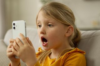 Pierwszy telefon dla dziecka. Eksperci wskazują wiek i jedno kluczowe zagrożenie
