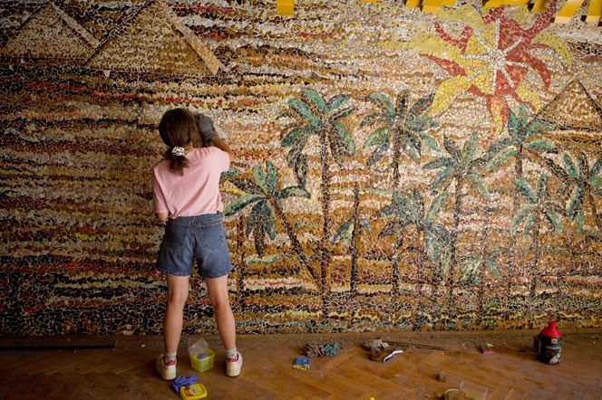 Czyszczenie mozaiki w Kiekrzu z bazgrołów