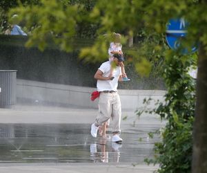 Maciej Pela z córeczkami nad Wisłą