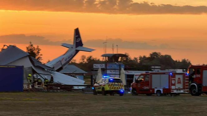 Katastrofa samolotu, spadł na hangar pełen ludzi pod Nowym Dworem Mazowieckim! Są ofiary