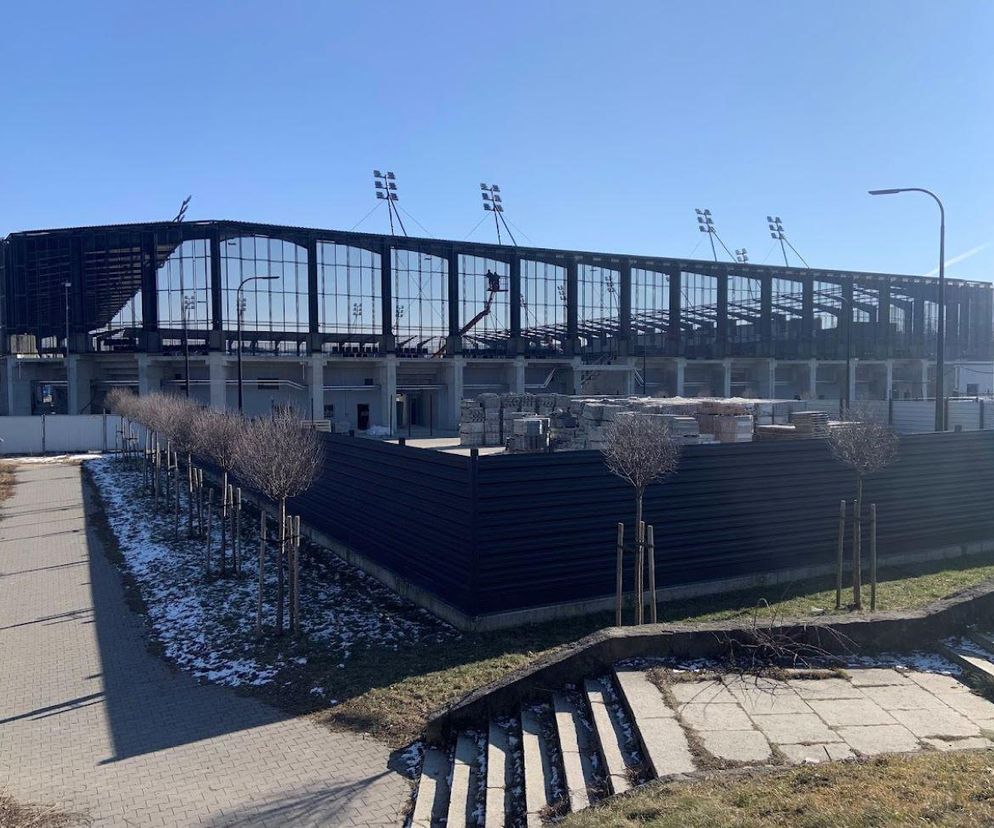 Oświetlenie już jest. Trwa montaż zadaszenie nad trybunami. Kolejne prace na stadionie zrobione