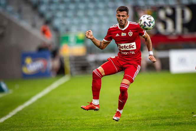 Legia odpada z Pucharu Polski. Piast górą w stolicy! Kapitalny rajd Tiago Alvesa