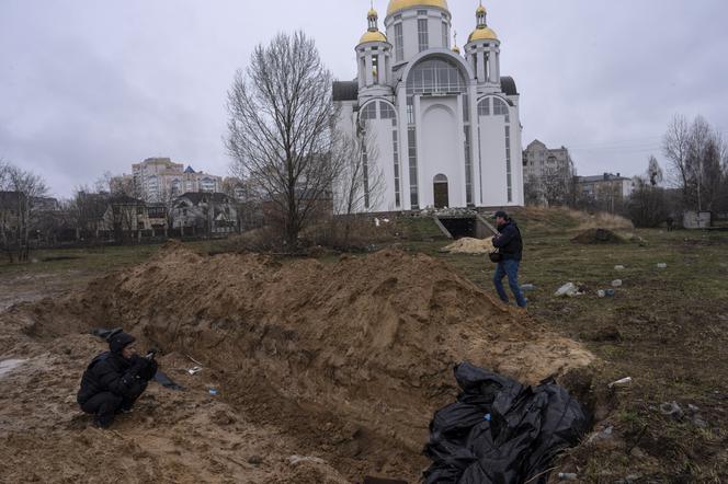 Wojna na Ukrainie. Ujawniono zdjęcia satelitarne ogromnego, masowego grobu w Buczy
