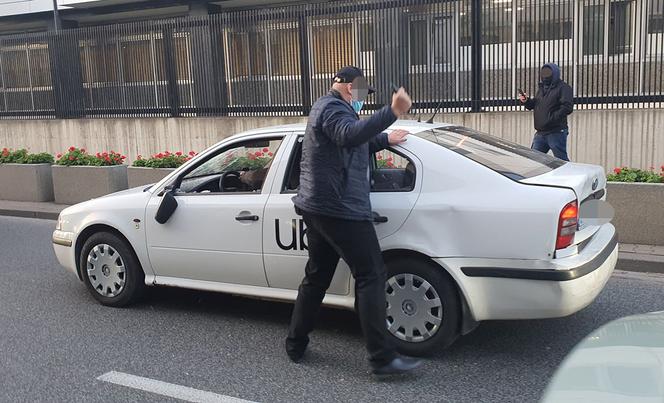 Protest taksówkarzy: Zdemolowany samochód Ubera