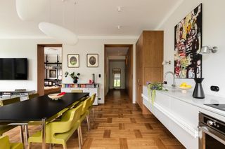 Mieszkanie w kamienicy przeszło metamorfozę. Styl retro uzupełniono sztuką i designem