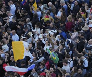 Drugiego dnia konklawe wybrano nowego papieża. Biały dym nad Watykanem