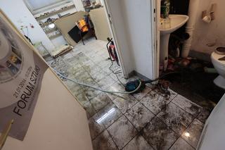 Warszawa. Kolejna awaria kanalizacji w kamienicach na Ochocie. W piwnicach znowu wybiły ścieki