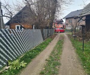 Urzejowice. Auto stoi w poprzek drogi i nikt nic nie może zrobić