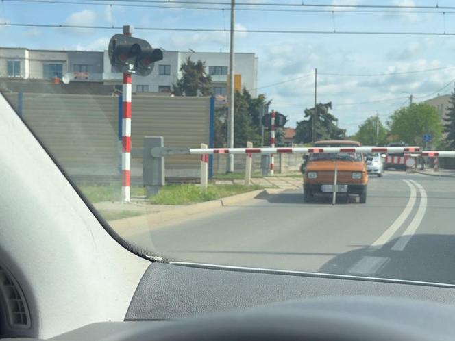 Niebezpieczna sytuacja na przejeździe kolejowym w Lesznie. Między rogatkami przy ul. Dożynkowej utknął "maluch"