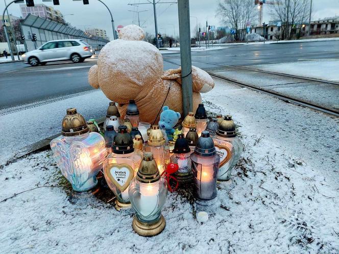 Tramwaj śmiertelnie potracił 14-latkę. Mieszkańcy Bydgoszczy przynoszą znicze, kwiaty i pluszaki
