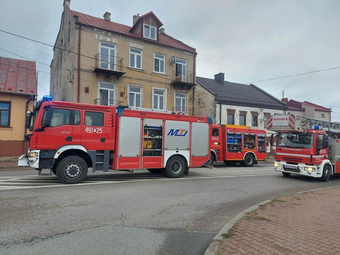 Pożar w kamienicy przy Iłżeckie w Starchowicach! W niedzielny poranek służby w akcji