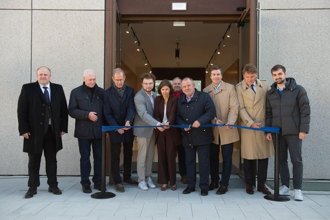 Nowy budynek na górnym dziedzińcu kampusu Uniwersytetu Warszawskiego