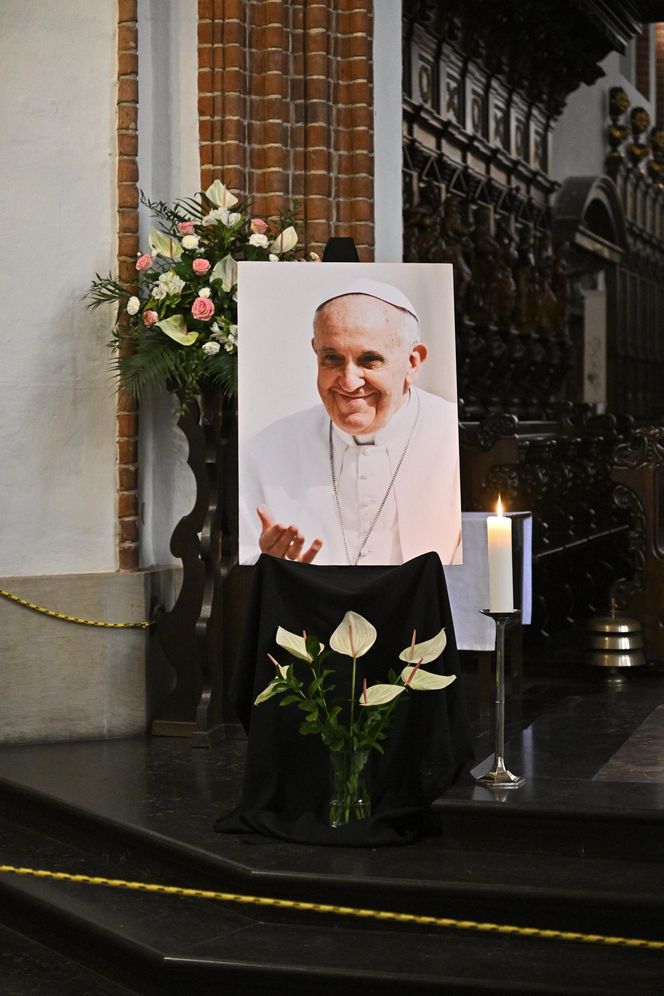 Warszawa żegna papieża Franciszka. Poruszające wpisy w Archikatedrze