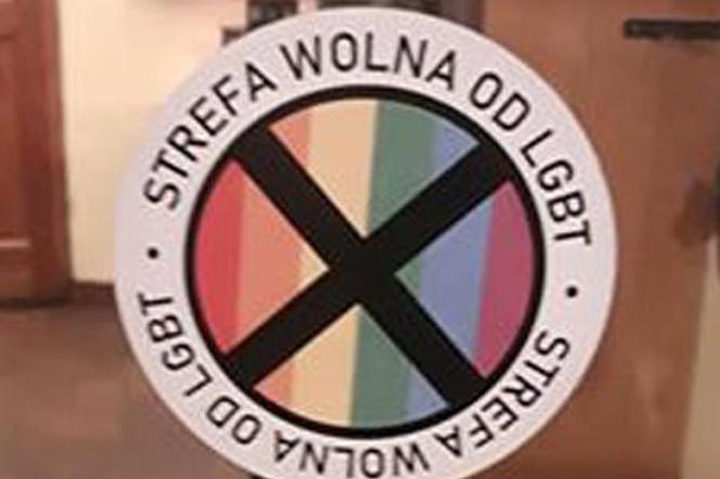 Nielegalna homofobiczna naklejka na drzwiach krakowskiej restauracji. Właściciel nie ma sobie nic do zarzucenia
