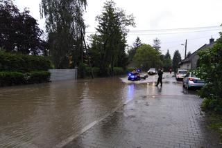 Powódź w krakowskim Bieżanowie: zalane posesje, nieprzejezdne drogi. Walka z żywiołem trwa [ZDJĘCIA]