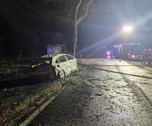 Dramatyczny wypadek w Herbutowie! Auto uderzyło w drzewo i spłonęło. Jedna osoba nie żyje