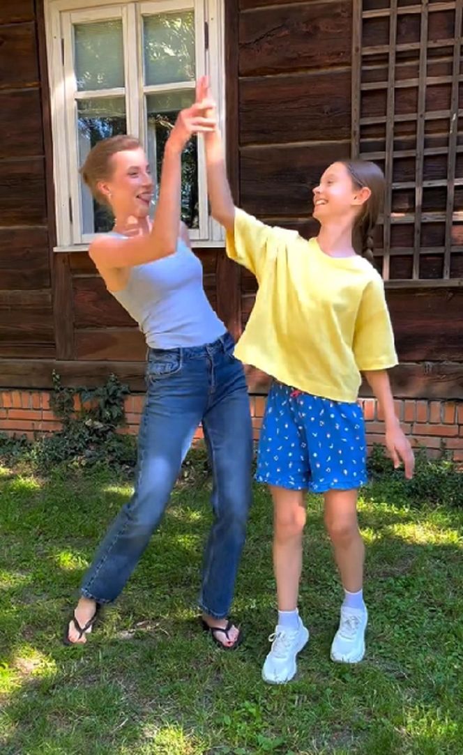 M jak miłość. Natalka (Dominika Suchecka), Hania (Wiktoria Basik)