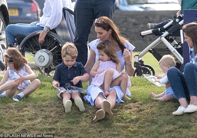 Wiemy co księżna Kate nosi w torebce