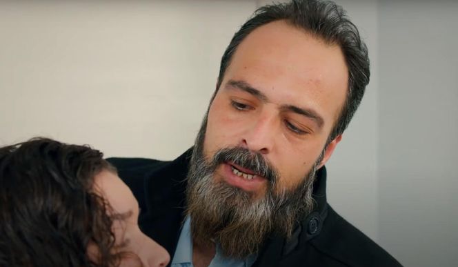 Ege uratuje Zeynep, choć porywacz pchnie ją nożem.