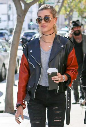 Hailey Baldwin z pierścionkiem