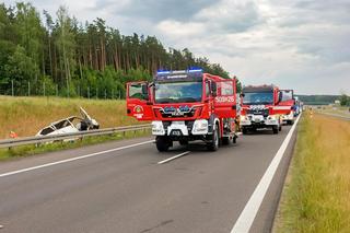 Dwóch mężczyzn nie żyje, kilku zostało rannych! Potworny wypadek busa na S7. Auto zostało zmasakrowane