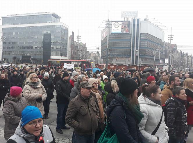 Czarny Piątek 2018 w Katowicach: Tłumy ludzi zebrały się na rynku