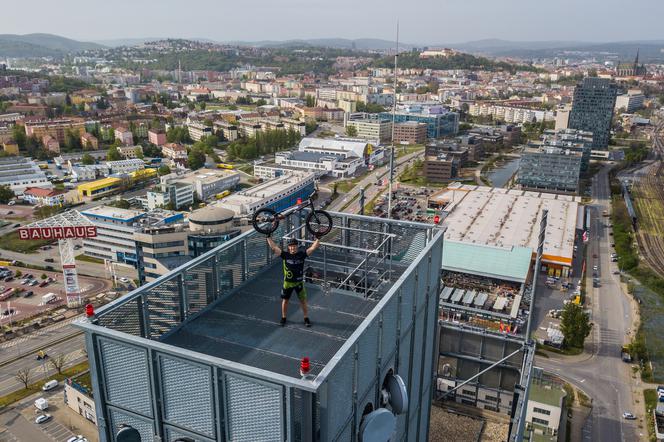 Krystian Herba wskoczył na najwyższy budynek Czech!