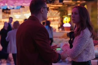 Barwy szczęścia, odcinek 3144. Aktor (Kosma Konach), aktorka (Anna Chorostecka)