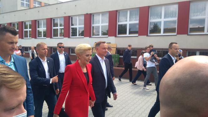 Wybory 2020. Andrzej Duda wraz z małżonką głosowali w Krakowie [ZDJĘCIA, WIDEO]