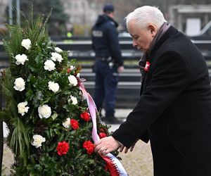 Jarosław Kaczyński złożył wieńce pod pomnikami Ojców Niepodległości. Upamiętnił też swojego brata [ZDJĘCIA]