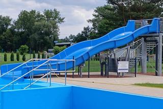 Letni basen w Dąbrowie Tarnowskiej powraca po rocznej przerwie! Tak wygląda odnowiona pływalnia!