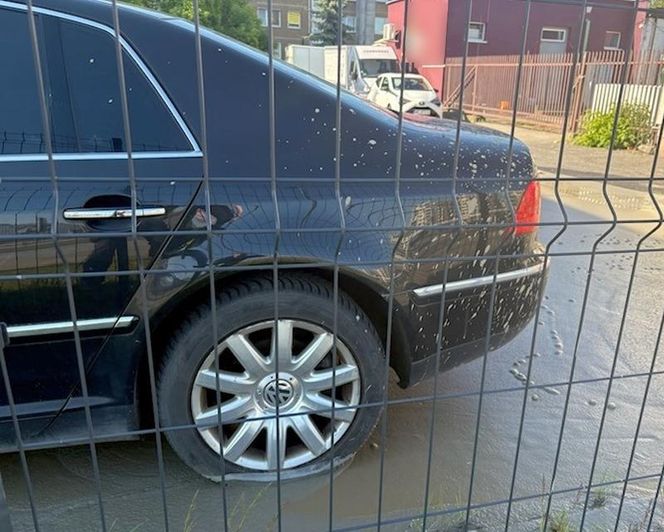 Rzeka betonu zalała ulicę w Warszawie. Auta zatopione aż po felgi!