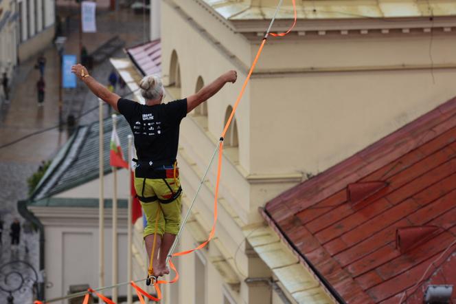   Urban Highline Festival 2023 w Lublinie. Slacklinerzy robią cuda na linach!