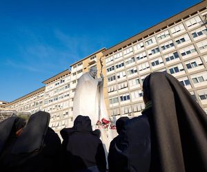 Papież Franciszek w stanie krytycznym