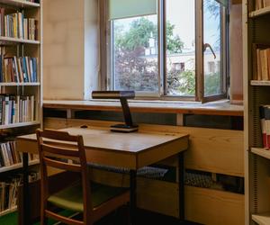 Biblioteka Uniwersytetu Opolskiego - zdjęcia. Zobacz zachowane wnętrza z lat 70.