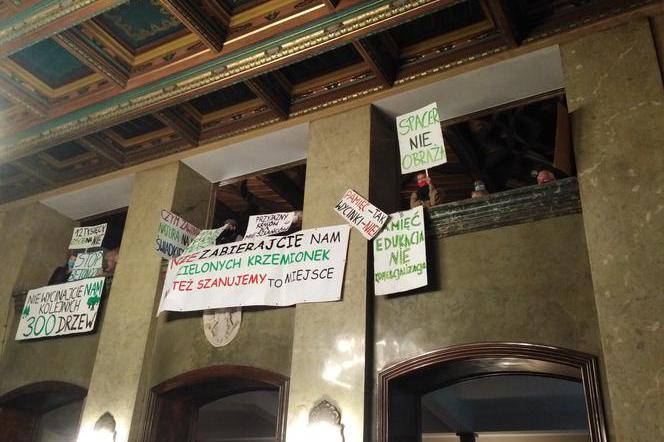 Mieszkańcy protestują, a radni są podzieleni. Co dalej z Miejscem Pamięci KL Plaszow?