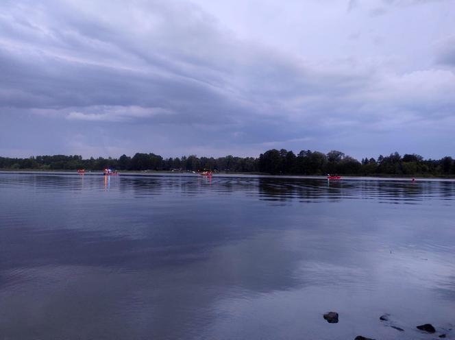 Poszukiwania na rzece Narew. Wszedł do wody i zniknął! "Nurt jest bardzo silny"