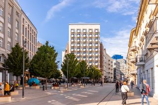 Rytmiczne balkony i ekskluzywne meblościanki. Na pewno znacie ten budynek, ale czy wiedzieliście, że znacie też jego architekta?