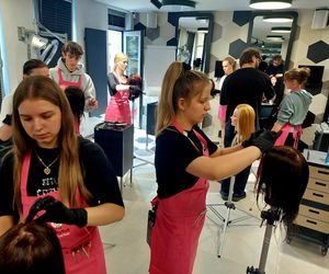 Przez pięć dni uczą się od mistrzów fryzjerstwa, poznają Bydgoszcz i własne możliwości. Trwa Camp Fryzjerski dla młodzieży z domów dziecka
