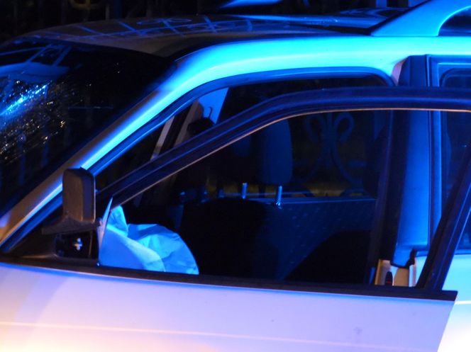 Nocny pościg na Białołęce. Samochodem huknął w drzewo, uciekając zgubił klapki